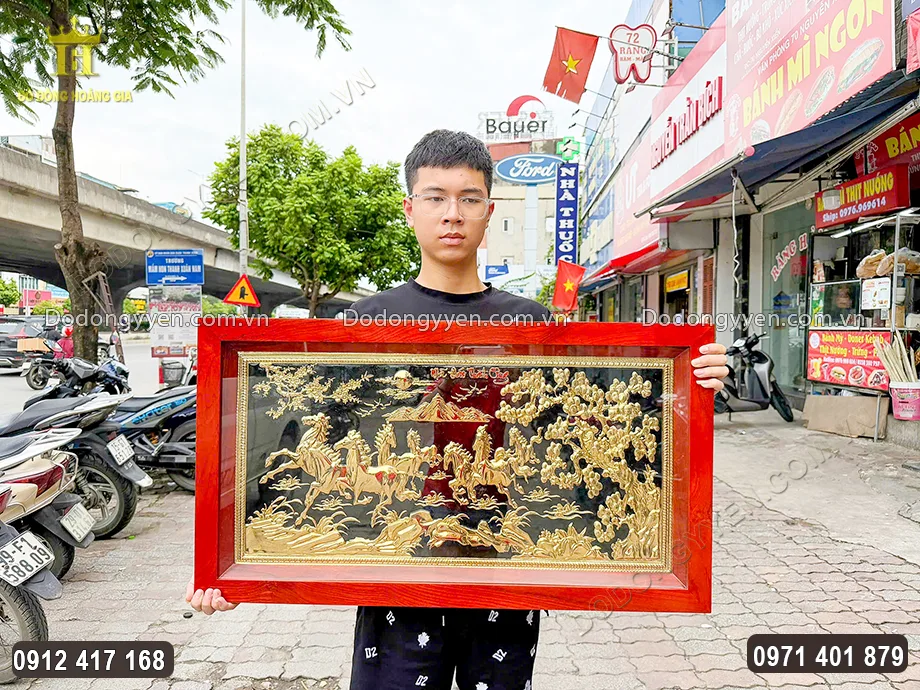 Họa tiết hoa văn được mạ v&agrave;ng 24K bằng phương ph&aacute;p điện ph&acirc;n nh&uacute;ng bể hiện đại